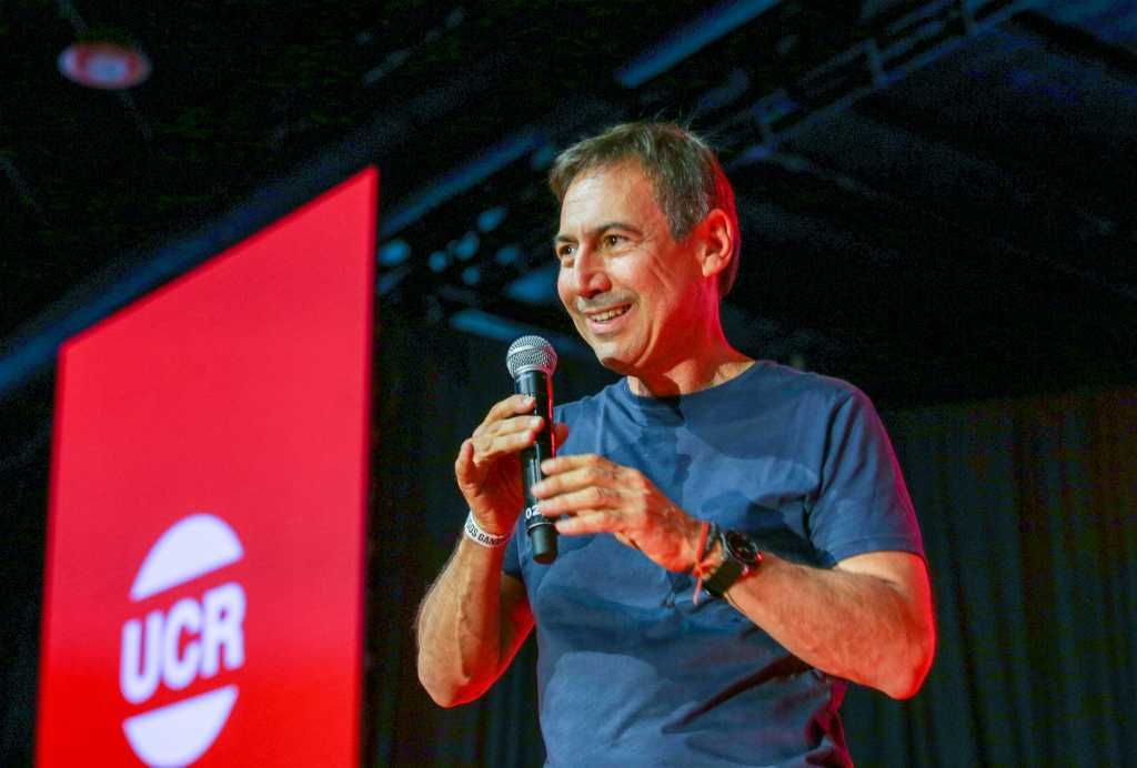 Luis Naidenoff: entre la fragilidad de los libertarios y la seducción al peronismo