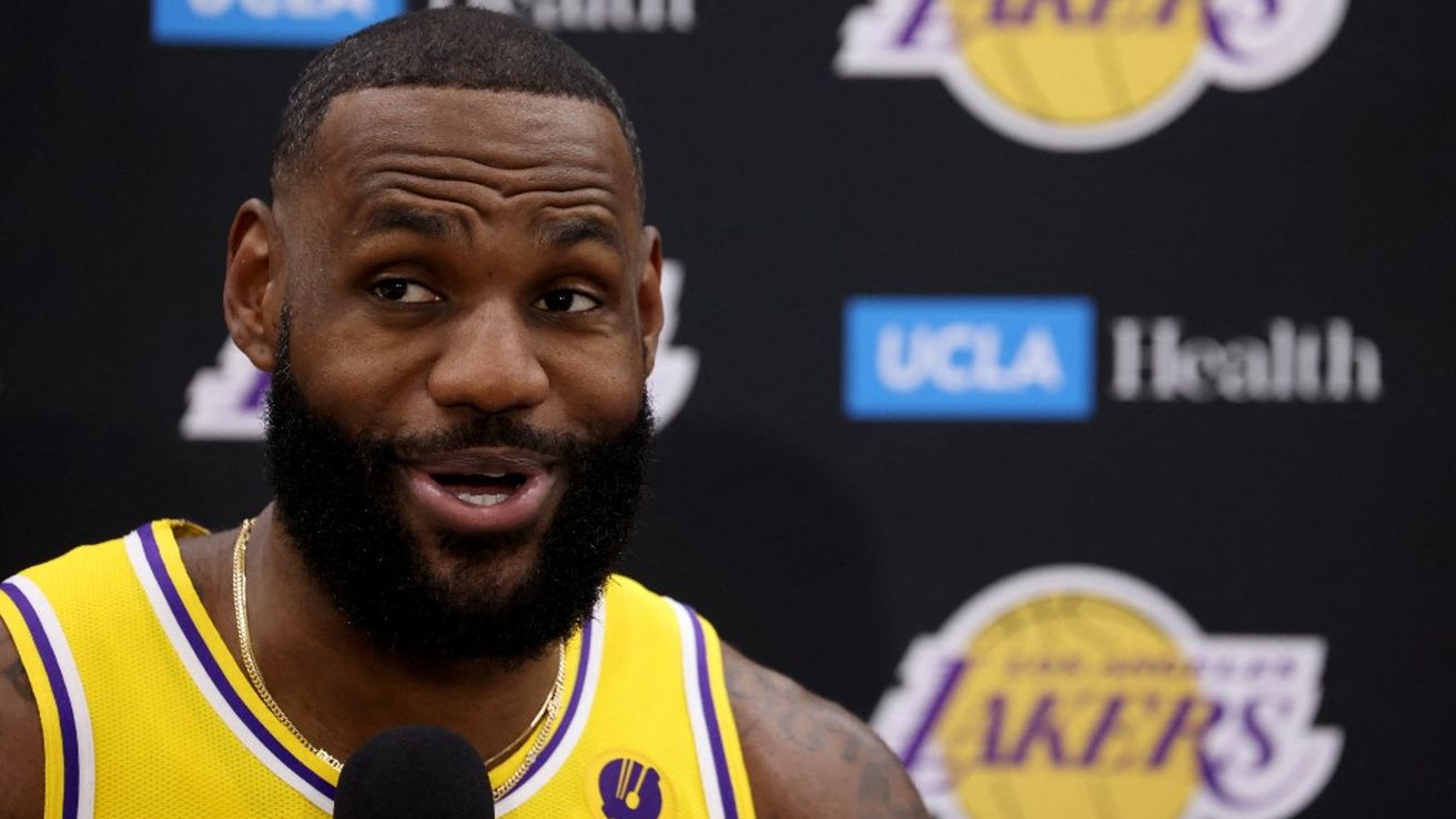 El basquetbolista LeBron James rompió récord de ingresos en la historia de la NBA