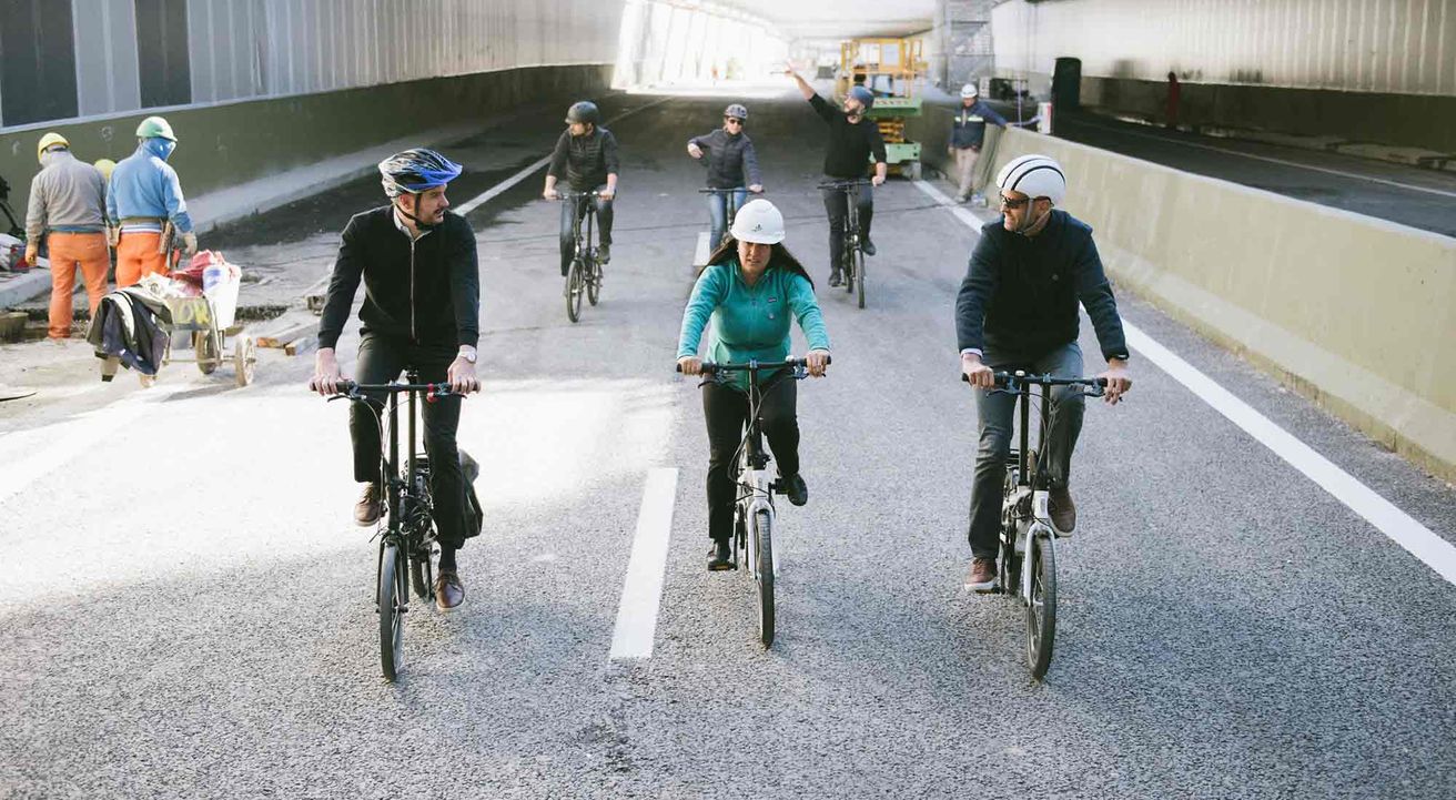 En bici y con casco, Peña y Dietrich recorrieron el Paseo del Bajo