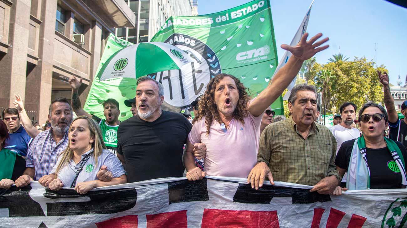 El Gobierno acelera despidos y los sindicatos van a la Justicia
