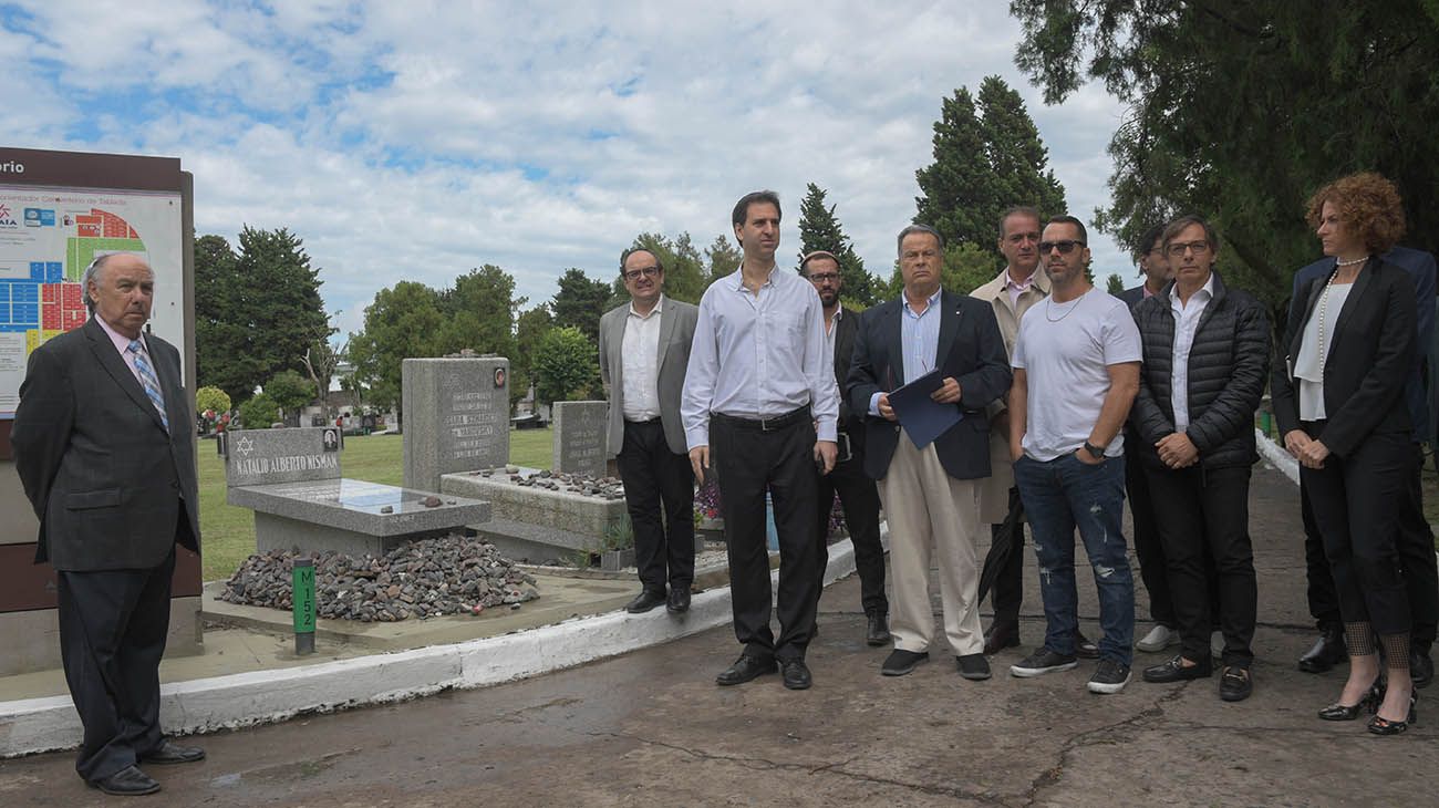 La DAIA homenajeó al fiscal Nisman en el cementerio de La Tablada