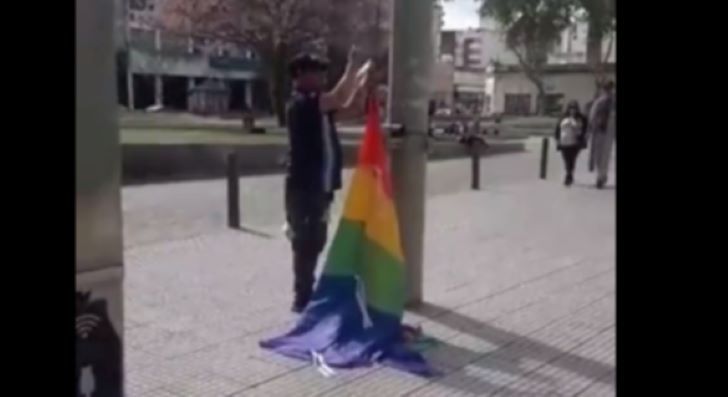 Polémica en Río Cuarto: un excombatiente bajó la bandera LGTBIQ+ e izó la de Argentina
