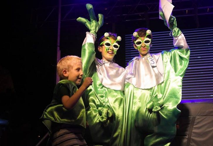 Un curioso desfile "alien" es apoyado con fondos del presupuesto nacional