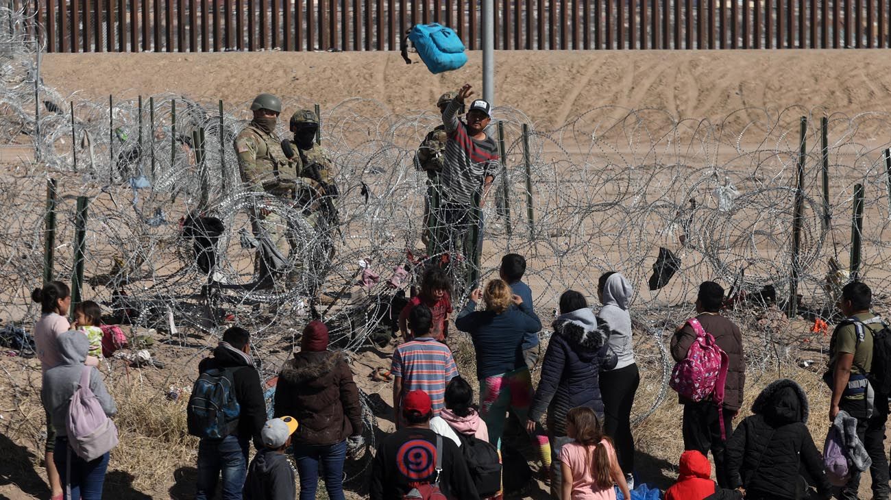La Corte Suprema de EE.UU. bloquea temporalmente la polémica ley de Texas que permite detener migrantes