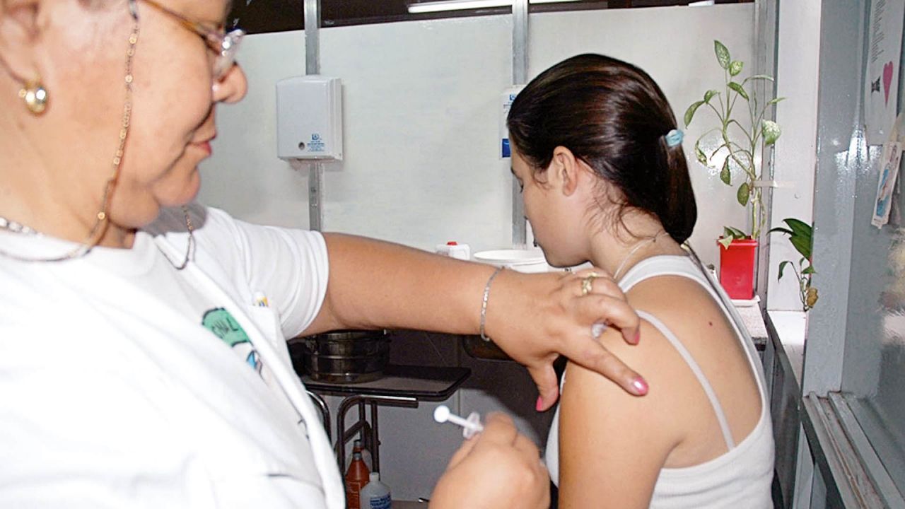Covid: según un especialista, es "razonable" aplicar una sola dosis de la vacuna