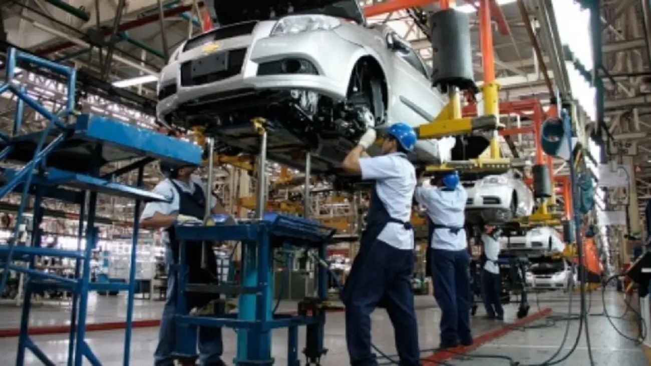 Con menos días de actividad, la producción automotriz cayó 29,3% en noviembre