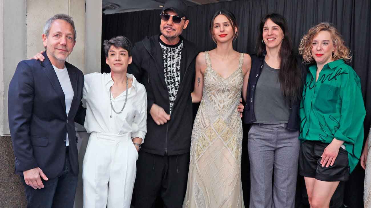 Tinelli y Paula Robles se juntaron para ver a su hija Juana desfilar