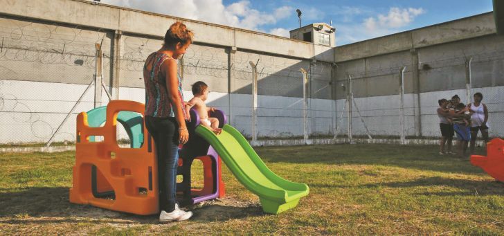 Niegan domiciliaria a detenida con dos hijos fuera de la cárcel