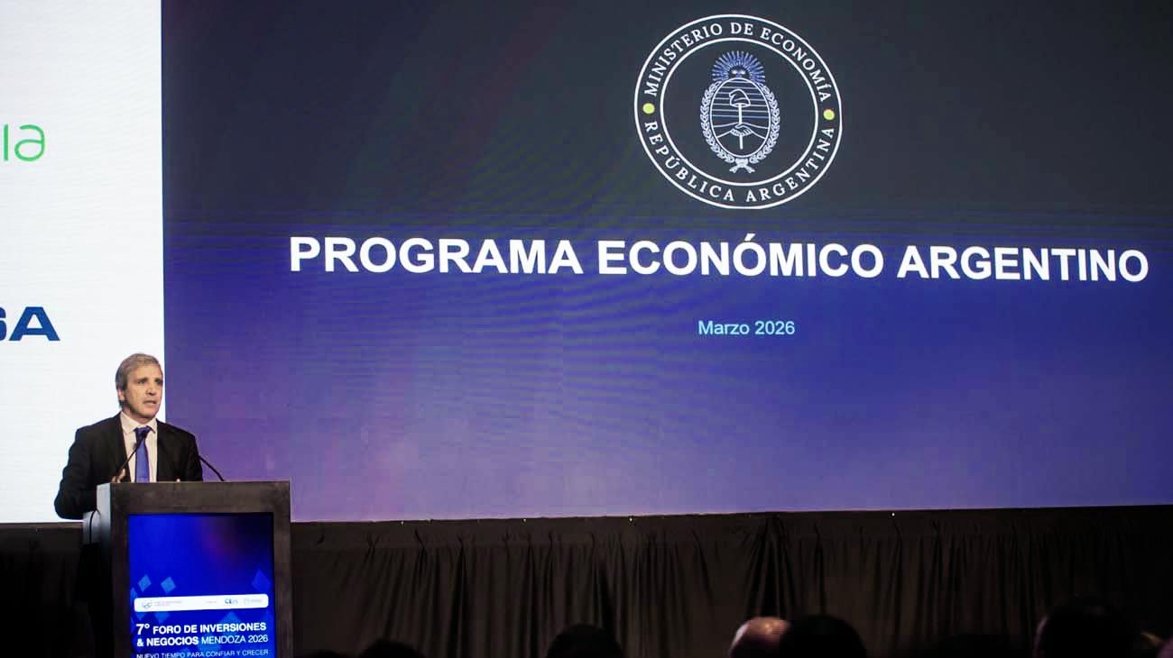 Caputo: “Ustedes están perdiendo plata, tienen los dólares en casa”