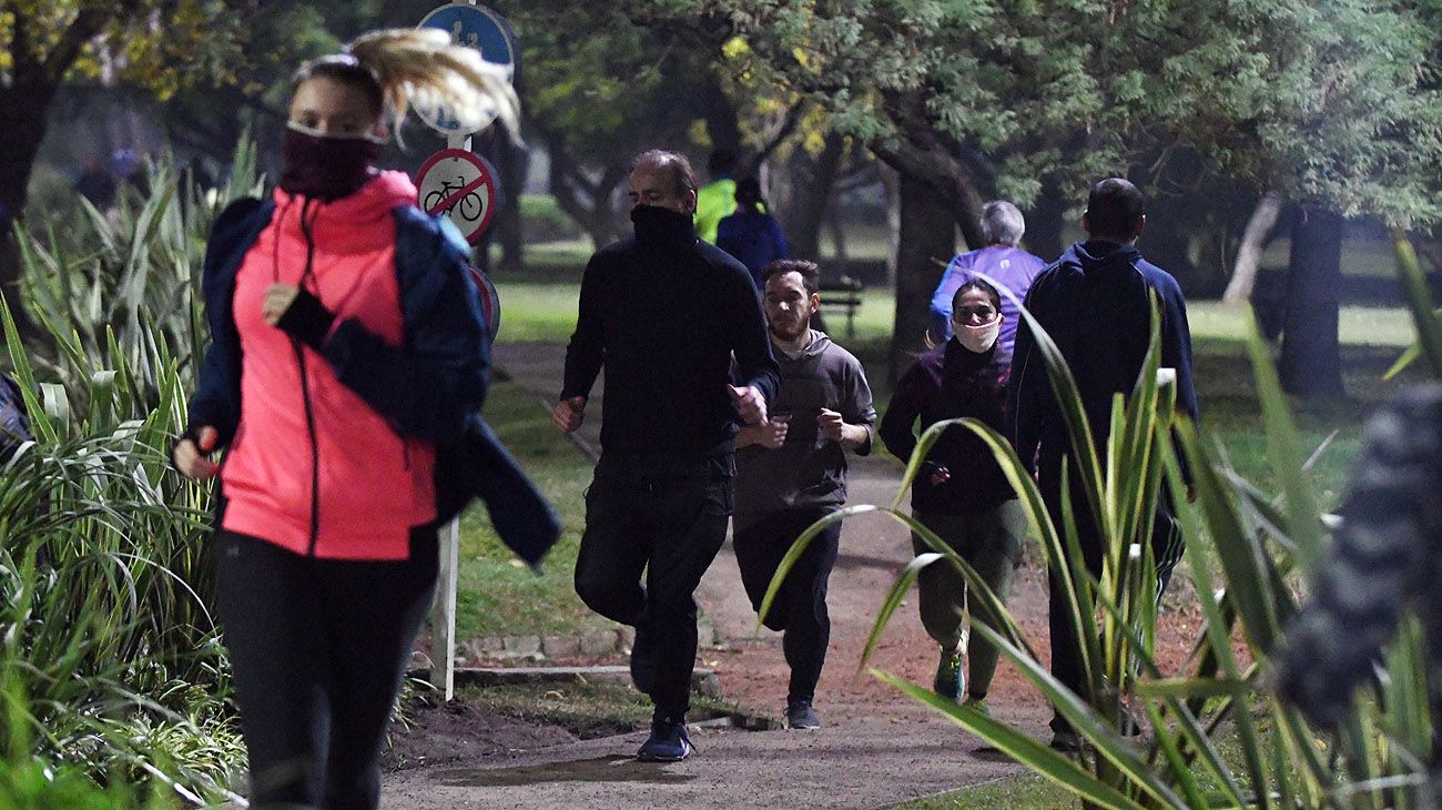 Cortes de calles y voluntarios, el nuevo esquema para salir a correr