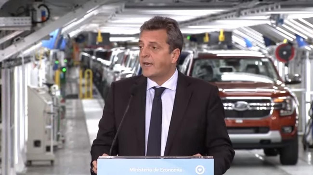Massa pidió “vender más trabajo argentino al mundo” para “no tener que andar como medigos”