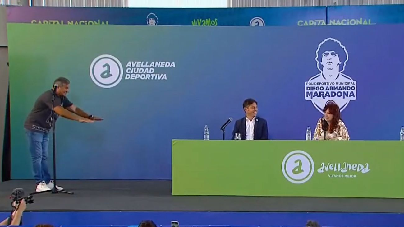 Un campeón del mundo del 86 le hizo una reverencia a Cristina Kirchner en pleno acto en Avellaneda