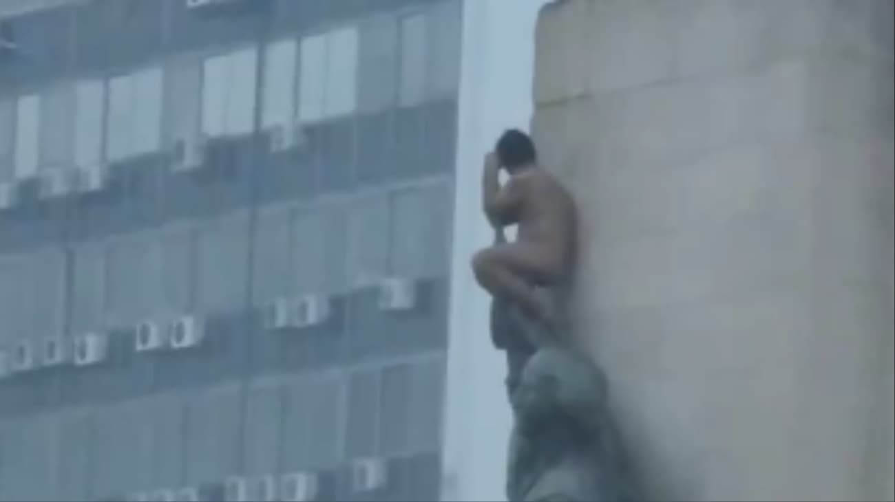 Video: un hombre se subió desnudo a un monumento en medio de la violencia en el Congreso