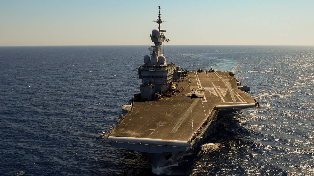 Cómo es el portaaviones francés Charles de Gaulle: aviones de caza Rafaele M con misiles Meteor y capacidad para 40 aeronaves