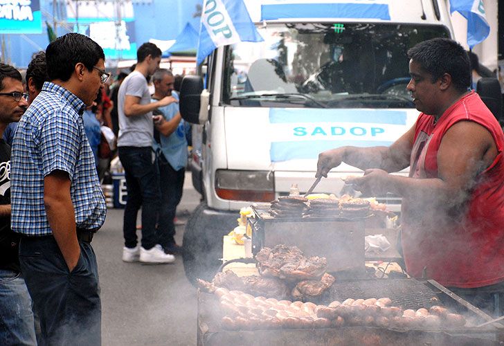 La CGT defiende las marchas con "choripan y colectivos"