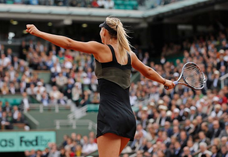 Sharapova gana con su vestido