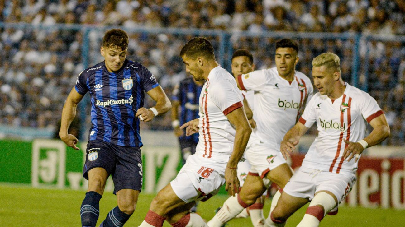 Atlético Tucumán ganó y defendió el liderazgo