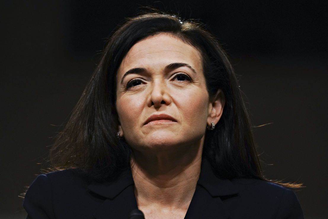 Mark Zuckerberg sale en defensa de su directora de operaciones