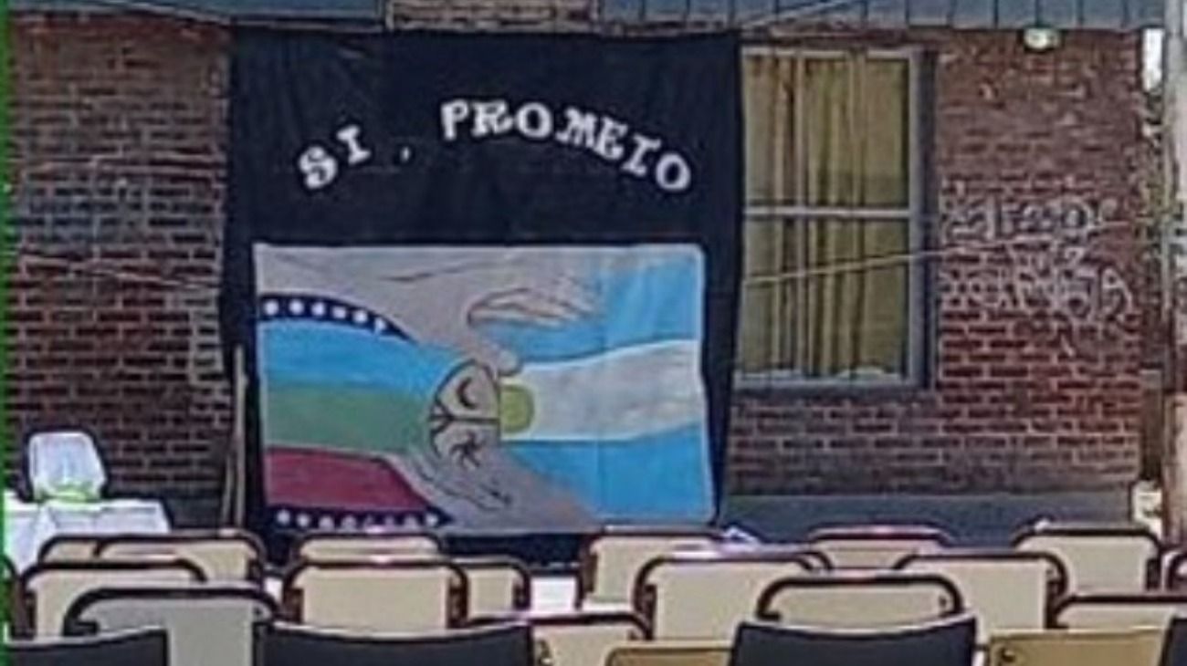 Neuquén: denuncian que en una escuela juraron por la bandera mapuche
