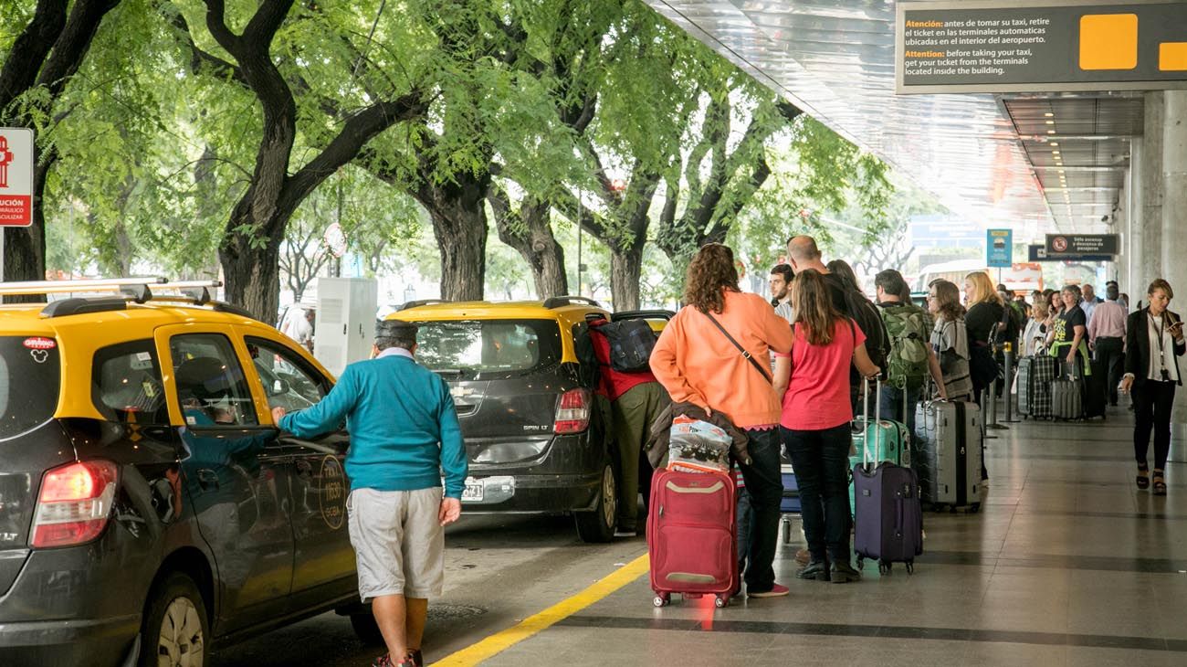 Aeroparque: cómo funciona la tarifa prefijada para viajar en taxis
