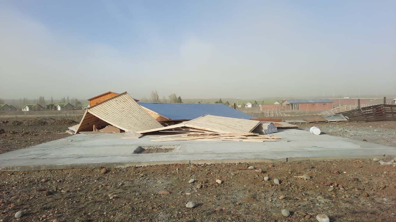 Vientos de hasta 140 km/h provocan graves destrozos en Santa Cruz