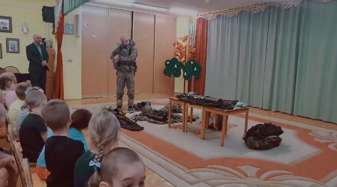 Rusia, desesperada: enseña a niños de cuatro años a usar armas de guerra