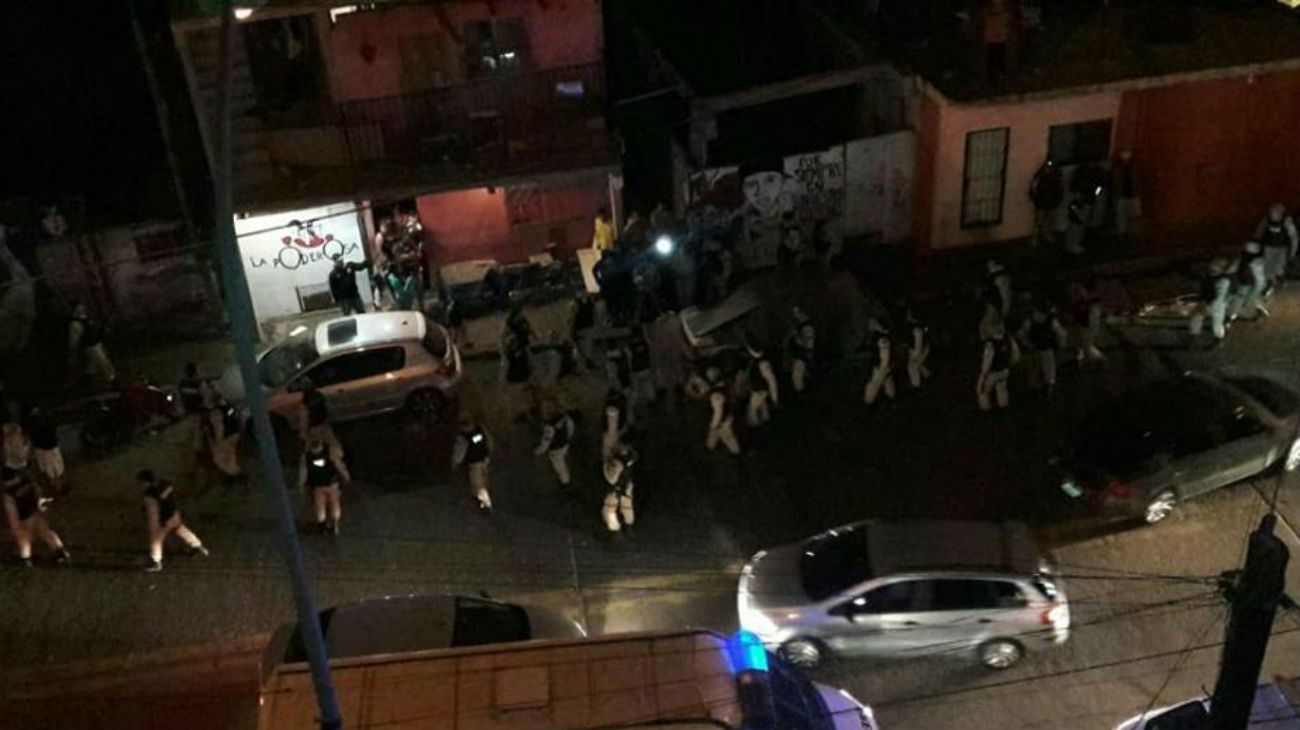 Detienen a un fotógrafo de La Garganta Poderosa y a su hermana por filmar un operativo