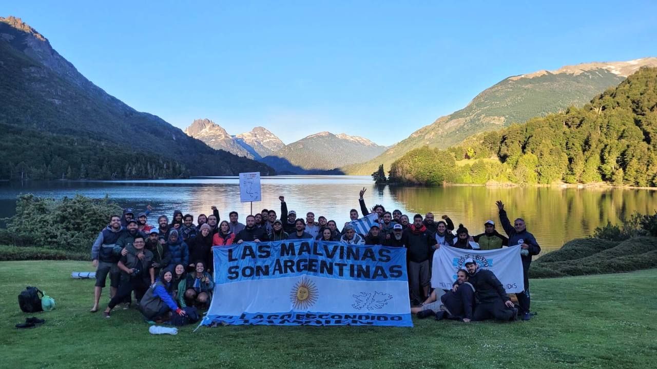 Juan Grabois llegó a Lago Escondido y protestó sobre la existencia de un "estado paralelo"