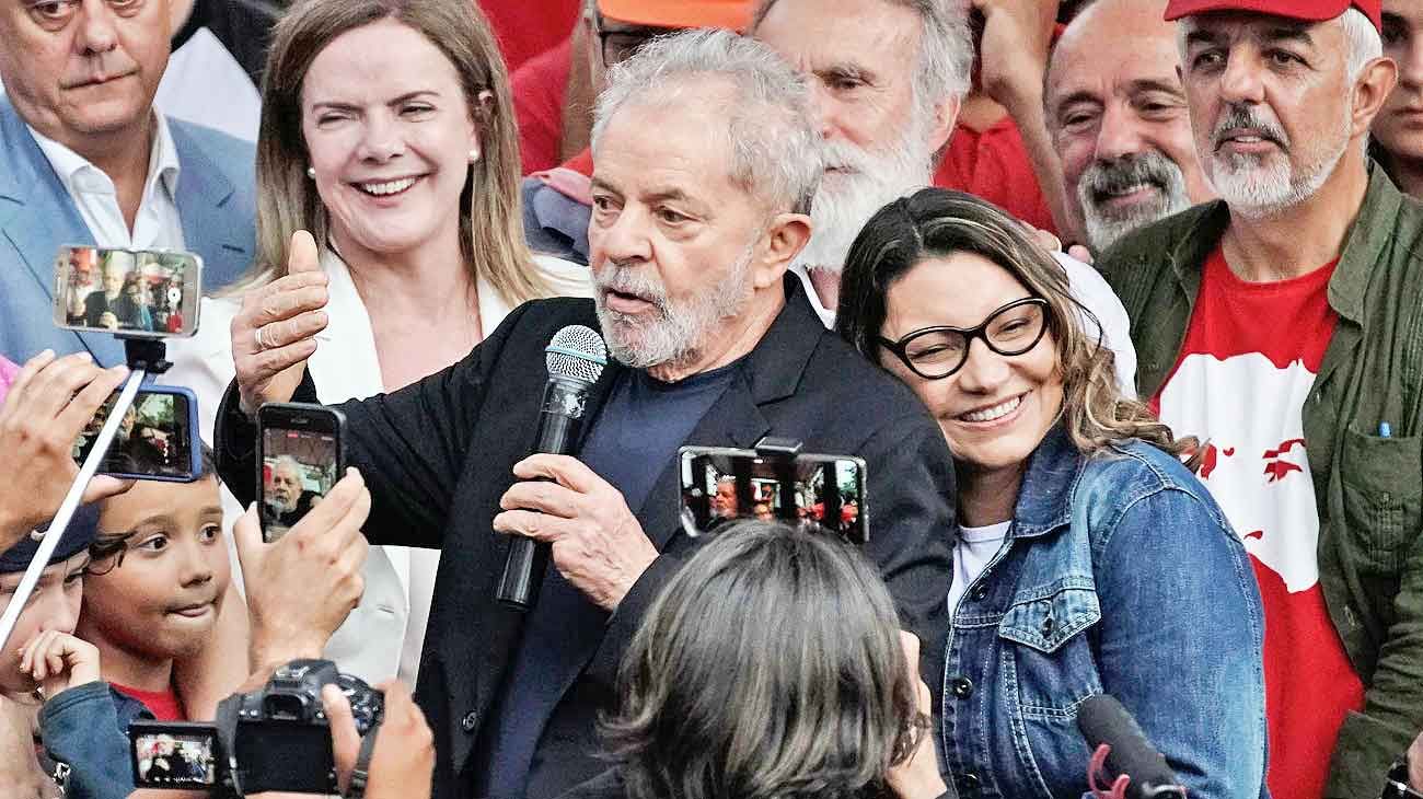 Rosângela es socióloga, militante del PT y aceptó el pedido de casamiento de Lula.