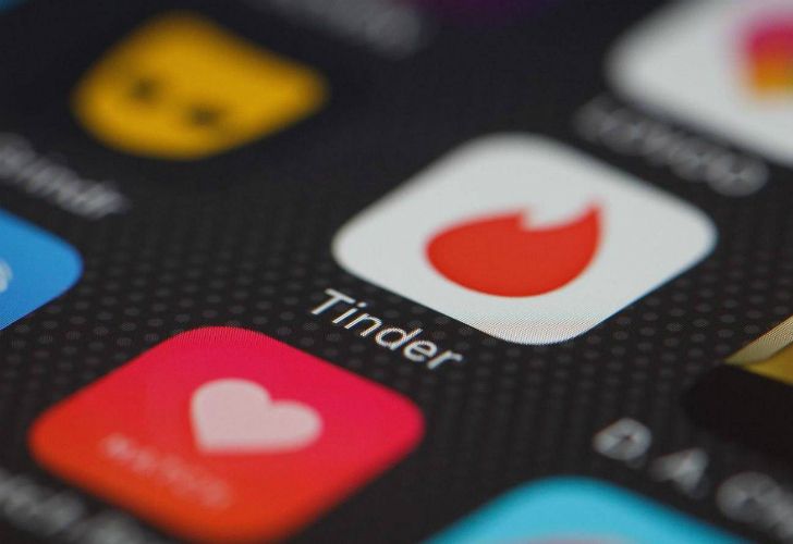 Conoció a una mujer por Tinder, lo estafó y contó su historia en redes