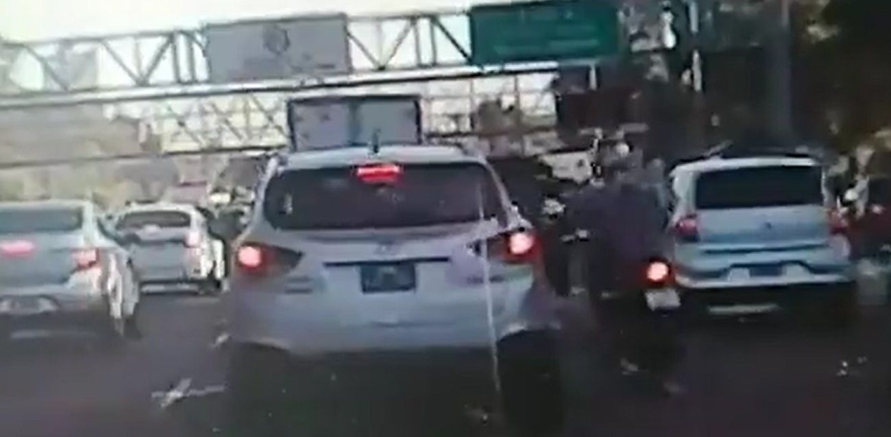 Video: un conductor le tiró una brutal patada a un motociclista en medio de la General Paz