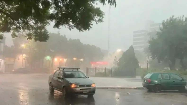 Tormenta de Santa Rosa en Mendoza: inundaciones, granizo y 100 evacuados