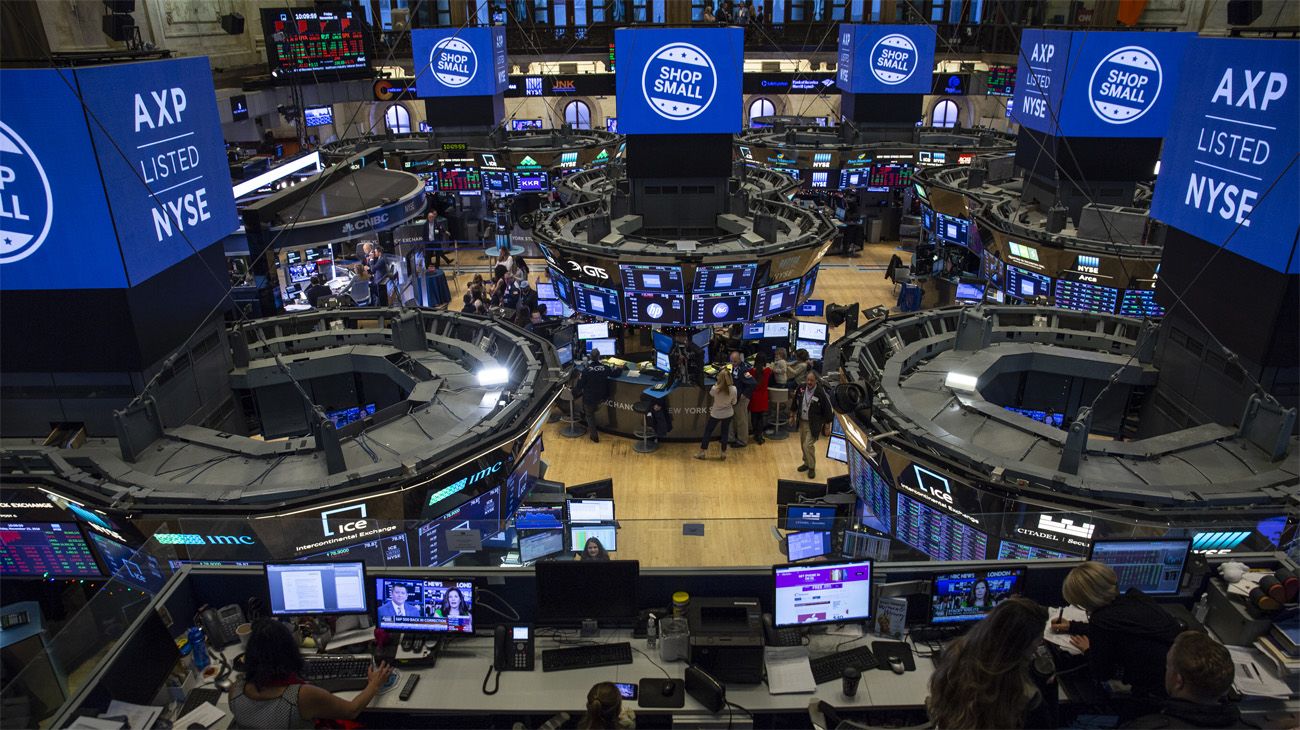 Acciones de EE.UU. suben por expectativa comercial; dólar avanza