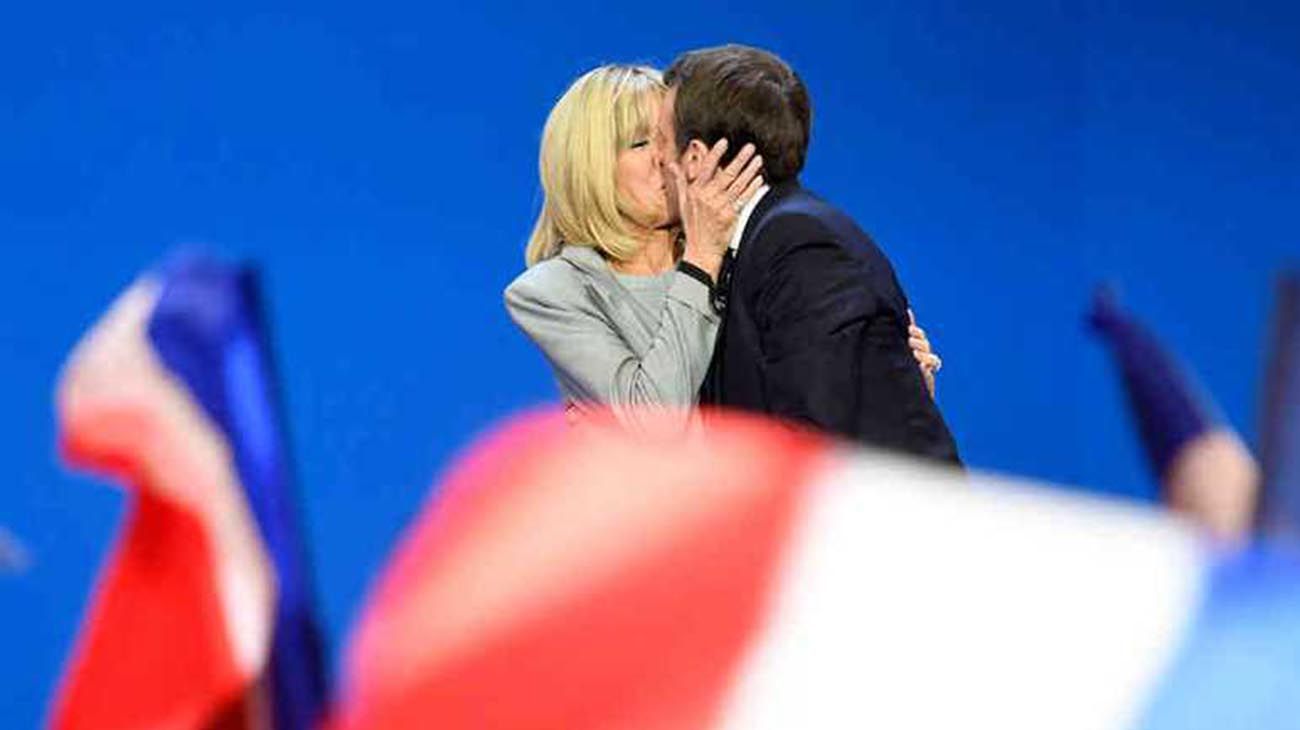 Un libro revela qué une a Emmanuel Macron con una mujer 25 años mayor que él