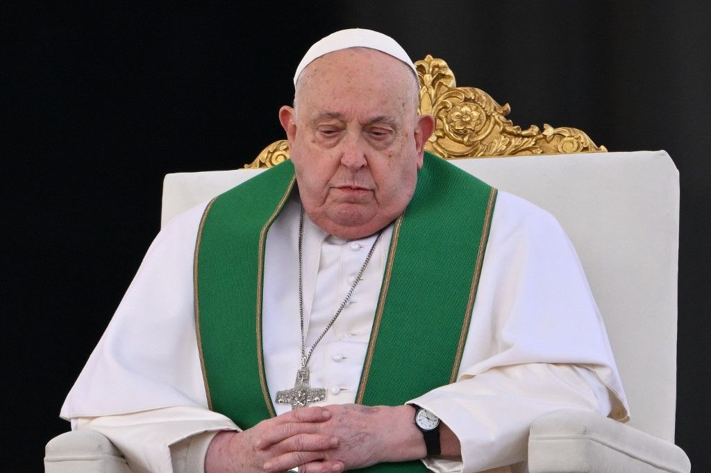 Tras siete días de hospitalización, el estado de salud del papa Francisco presenta una "ligera mejoría"