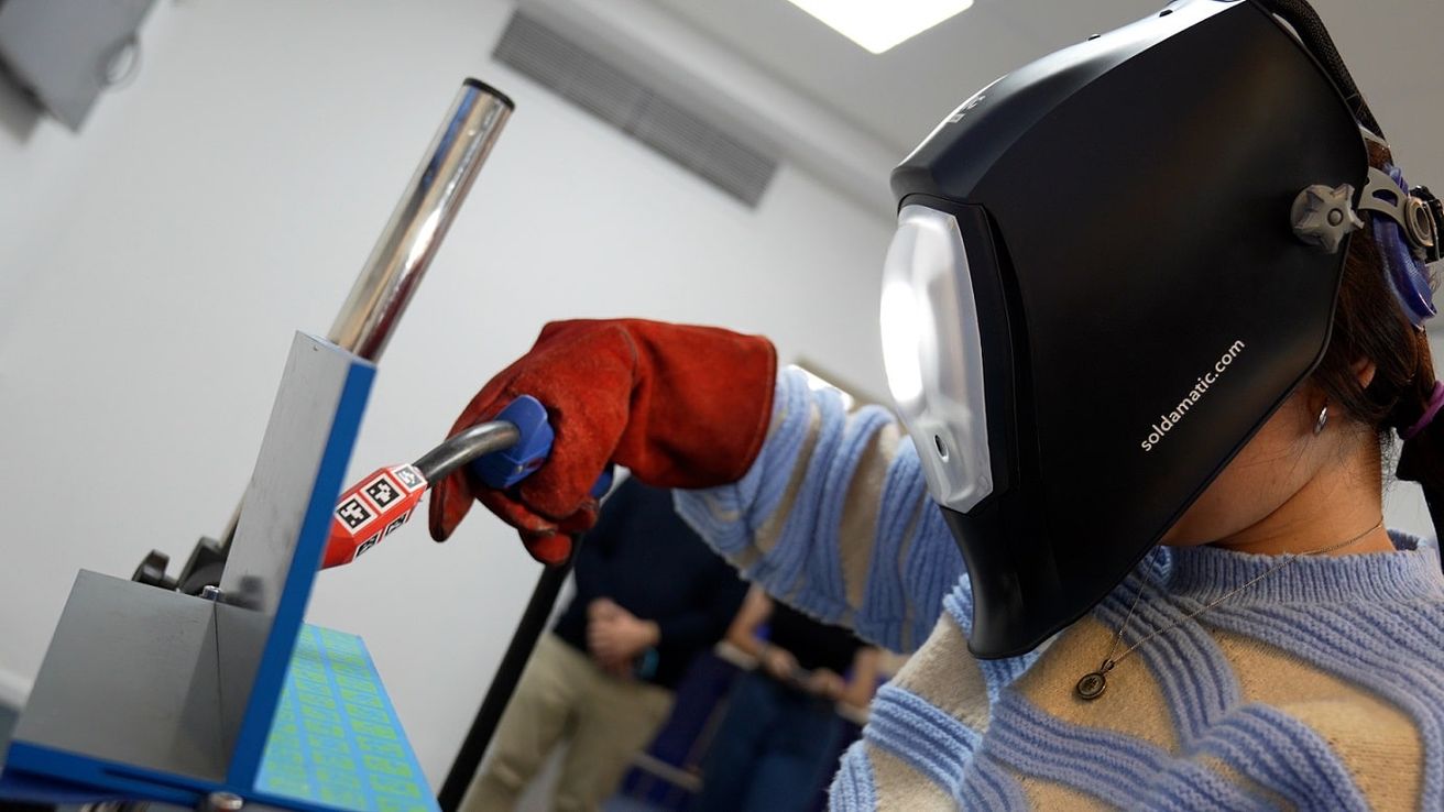 Capacitan a jóvenes en robótica e Inteligencia Artificial con simuladores