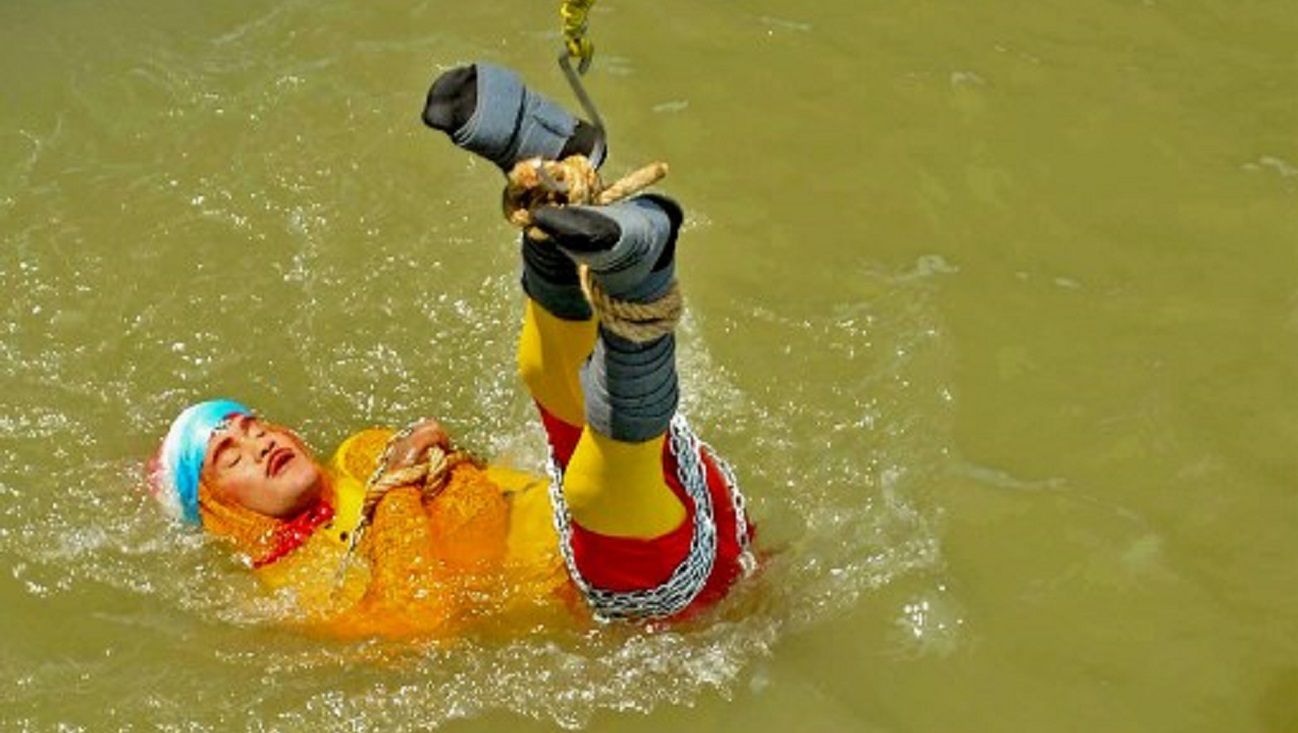 El mago Mandrake quiso imitar a Houdini y se lo tragó el río Ganges