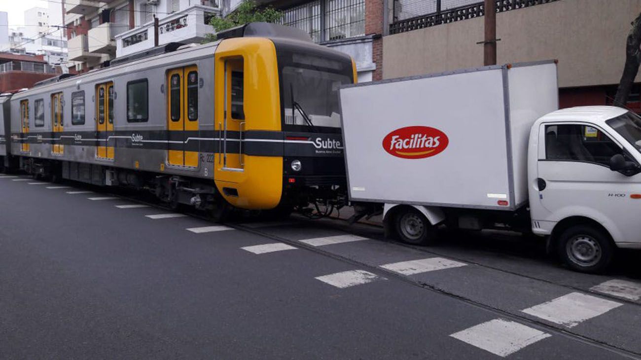 Un subte salió a la calle y chocó a tres vehículos estacionados en Caballito