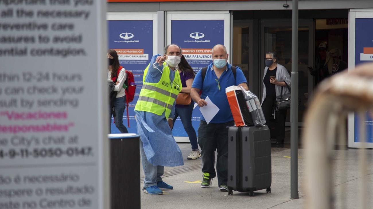 Restringen los vuelos a países donde circulan nuevas variantes de coronavirus