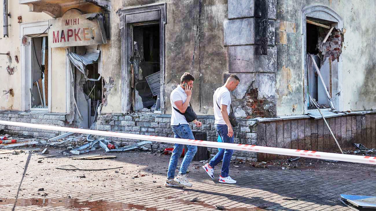 Bombas rusas sobre una plaza con civiles en Ucrania