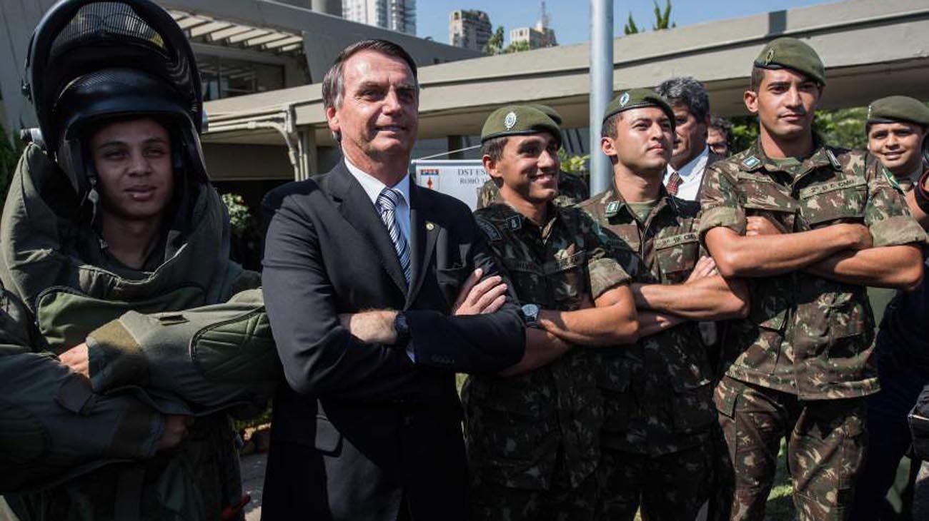 Militares versus neoliberales: la grieta que deberá superar Bolsonaro si gana