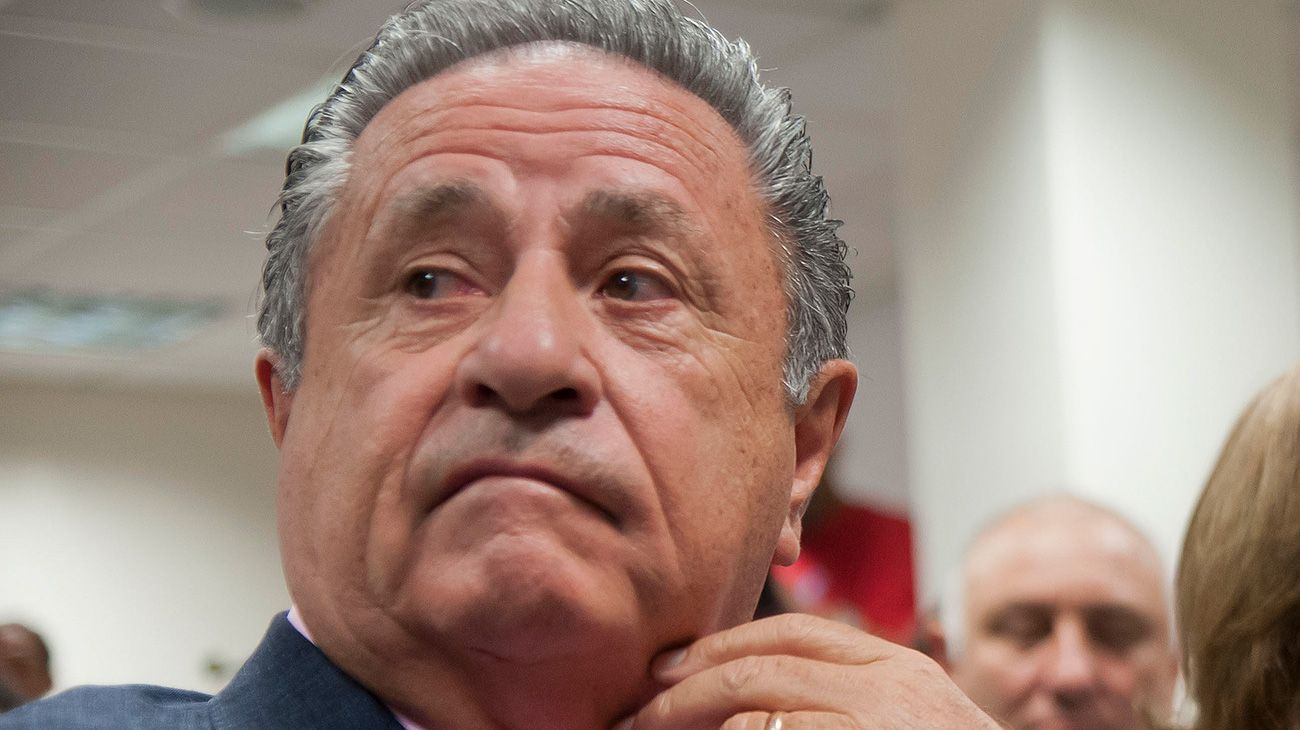 Operaron a Eduardo Duhalde por una afección en la columna