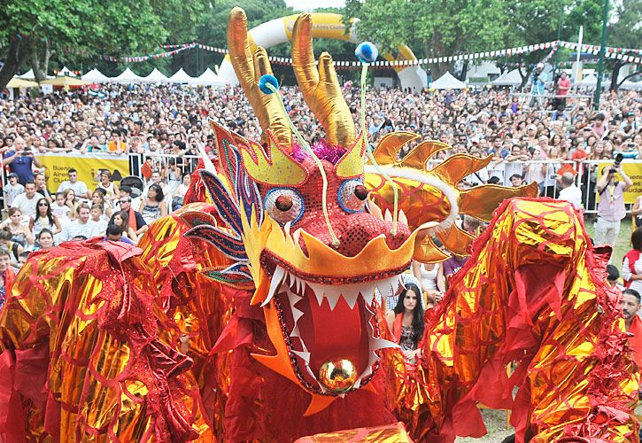 Una multitud dio la bienvenida al Año del Gallo