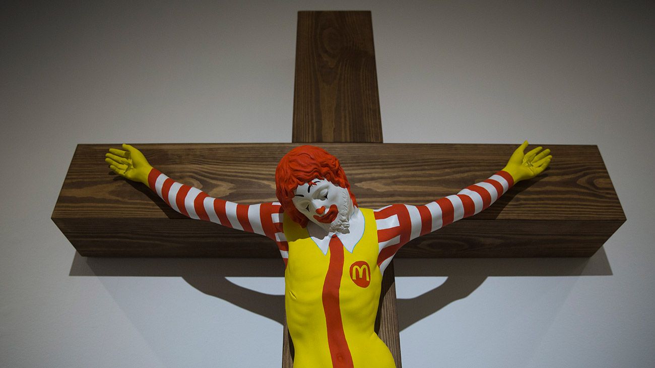 Un Ronald McDonald crucificado en un museo desató un escándalo en Israel