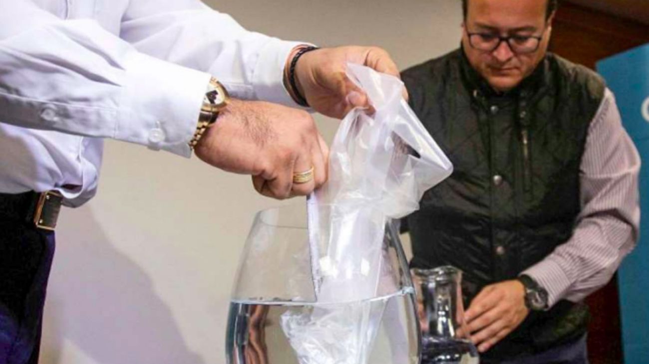 Presentaron una bolsa soluble en agua como alternativa al plástico