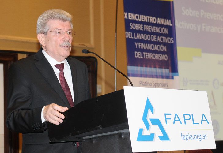 Fábrega acumula reservas para cubrirse de la turbulencia externa