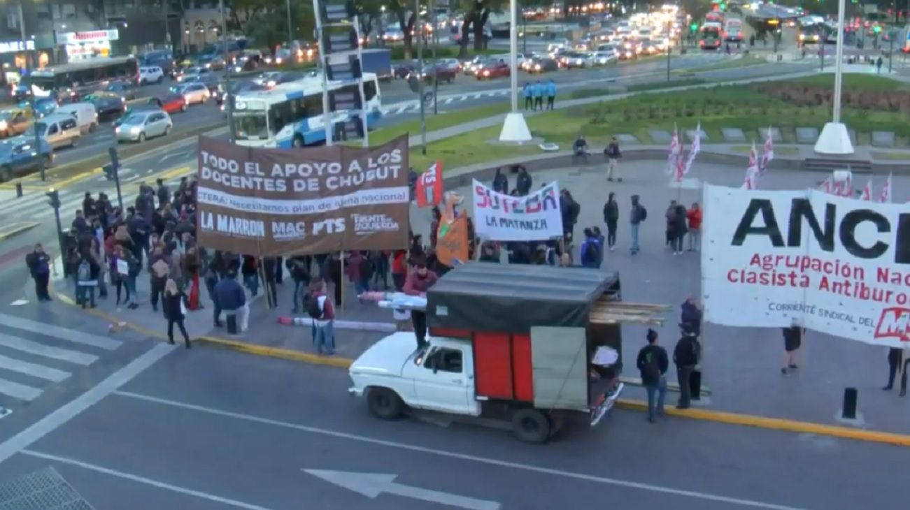 Docentes de la provincia de Chubut protestan en el Obelisco porteño