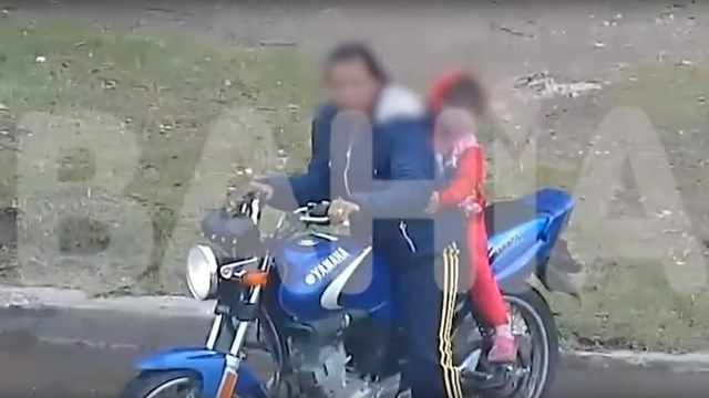 Nena sin casco cae de una moto y su madre ni se inmuta