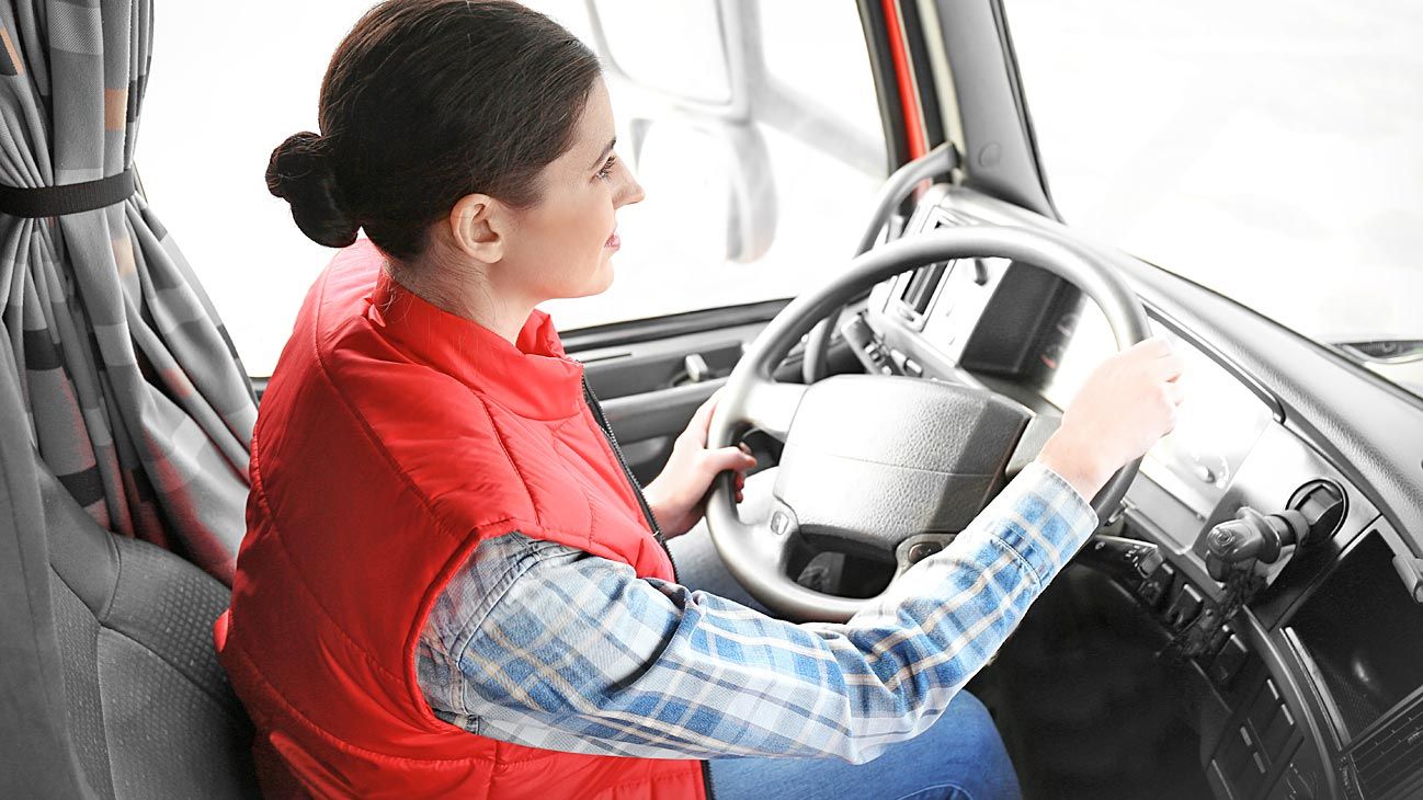 Buscan más conductoras para camiones y transporte público