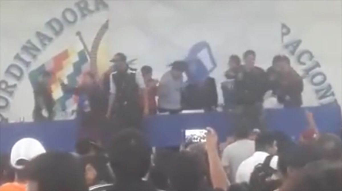 A Evo Morales le tiraron una silla por la cabeza en una asamblea del MAS